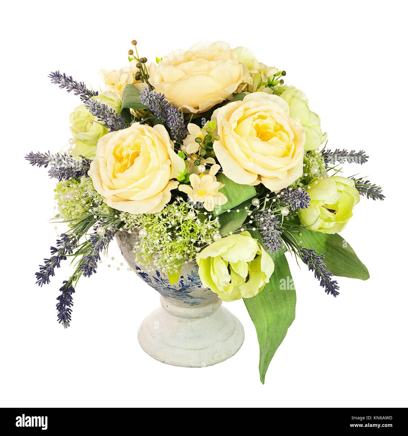 Bouquet de fleurs artificielles dans le vieux centre de table arrangement  vase isolé sur fond blanc Photo Stock - Alamy