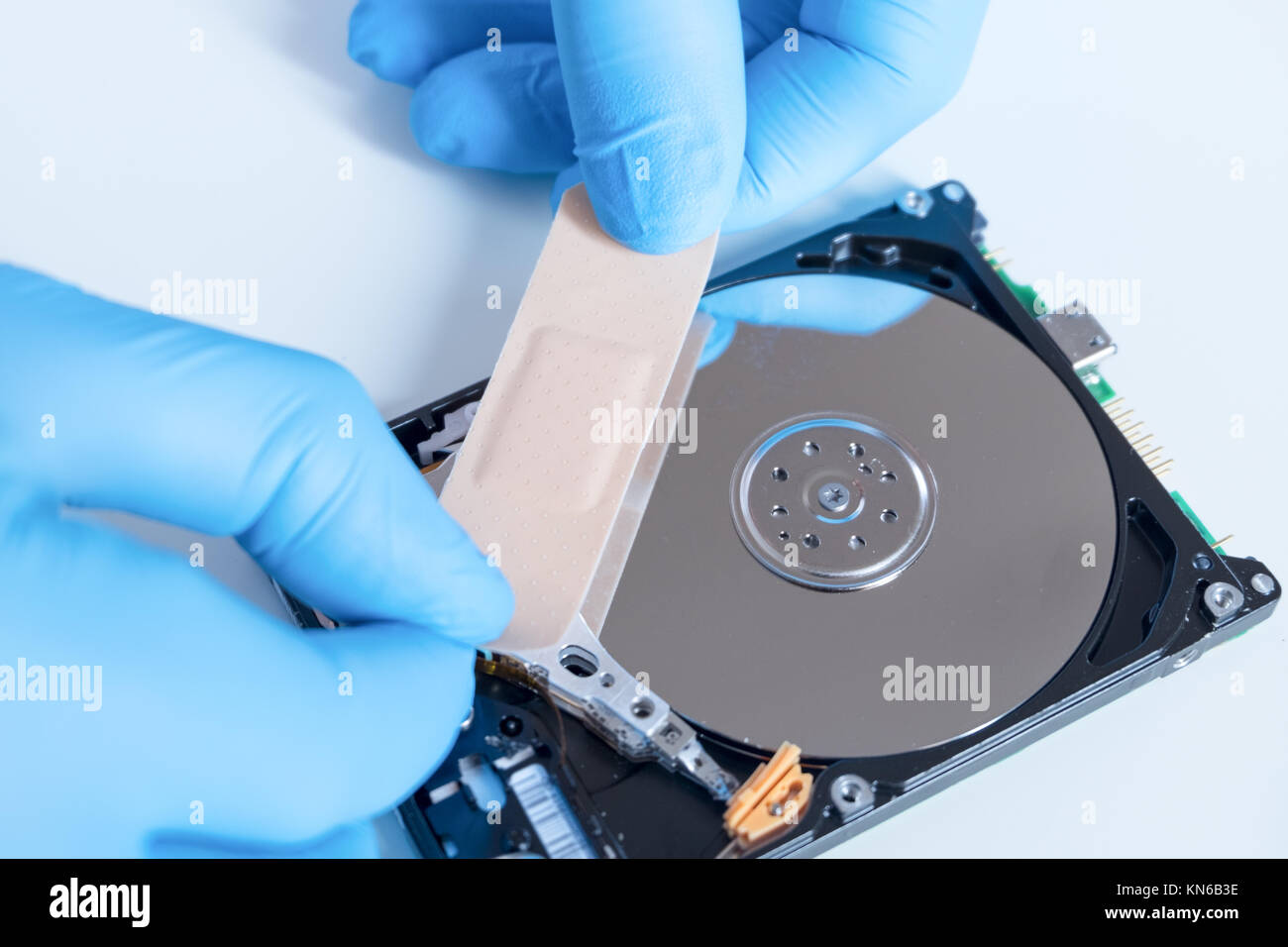 Ingénieur de laboratoire et la réparation de disque dur cassé fixation pour  la récupération des données Photo Stock - Alamy