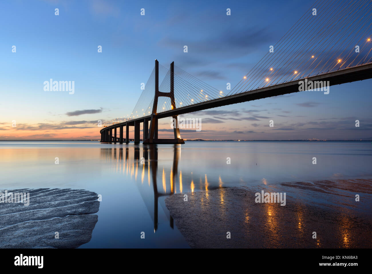 Le pont Vasco da Gama franchit le fleuve Tage, et est l'un des plus longs ponts du monde. Lisbonne est une destination touristique extraordinaire parce que la Banque D'Images