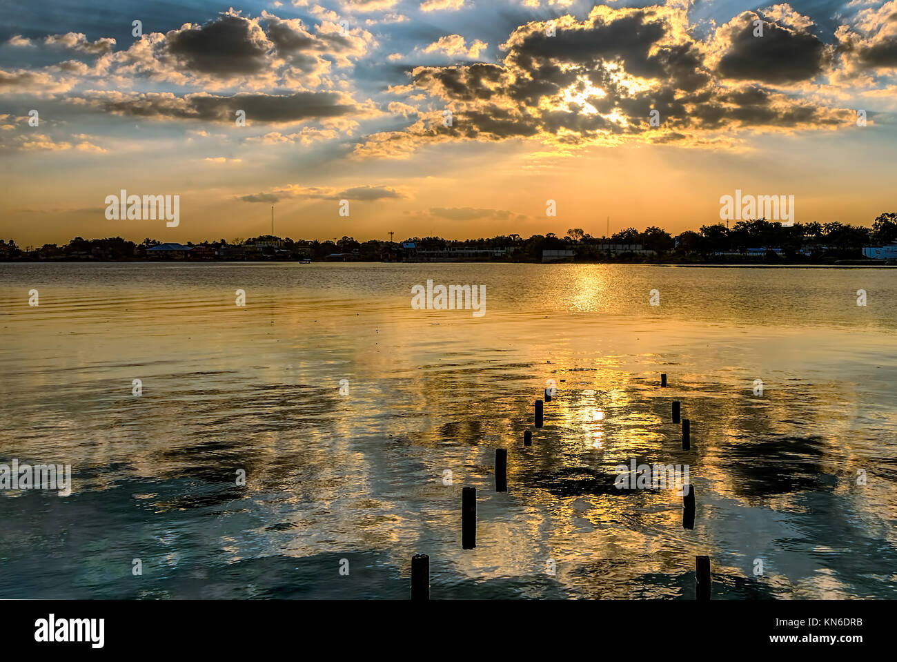 Silhouette de jetée en bois de résidus dans un lac au coucher du soleil Banque D'Images