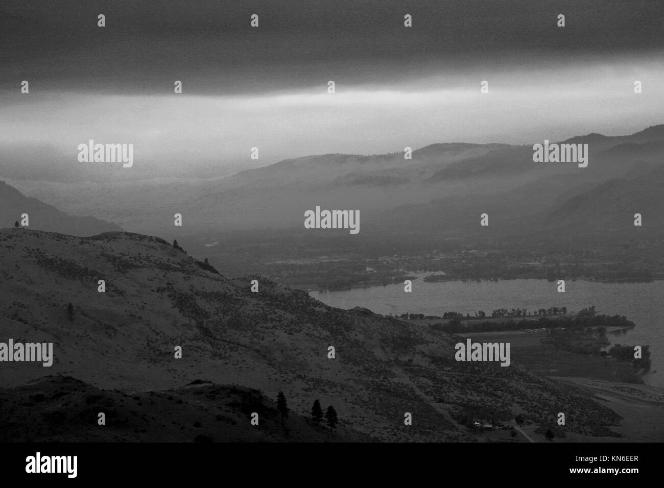 Voir de la fumée des incendies sauvages sur le lac Osoyoos Osoyoos, ville, de l'Okanagan, Colombie-Britannique, Canada. Banque D'Images