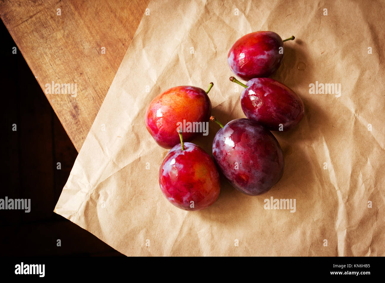 Prunes douces fraîches sur fond de papier d'emballage Banque D'Images