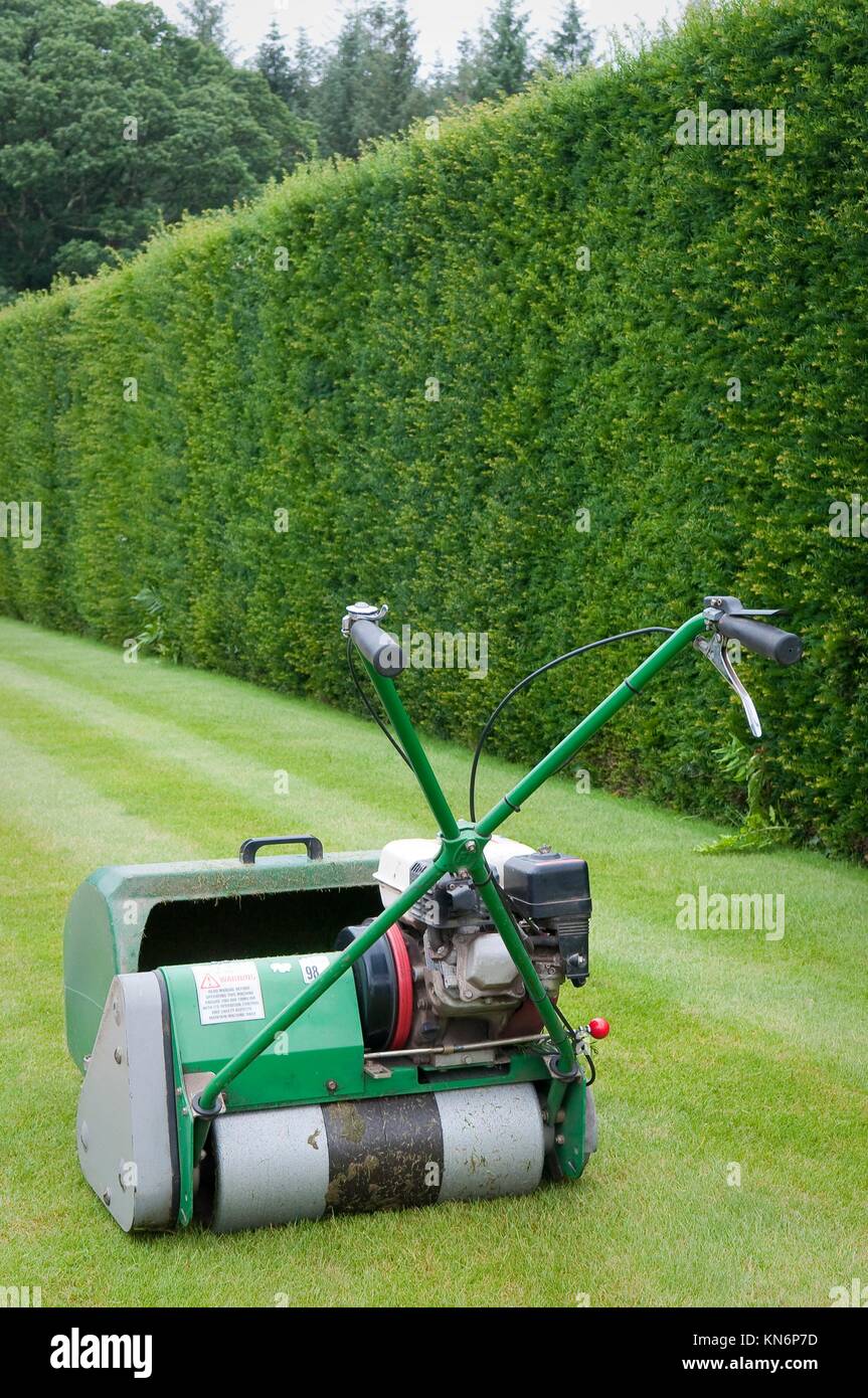 Arrière-plan de tondeuse contre de couvrir en jardin anglais Photo Stock -  Alamy