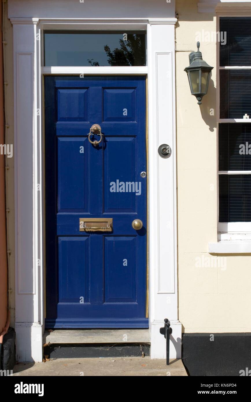 Portes bleues, ancienne maison victorienne. Suffolk, Angleterre. Banque D'Images