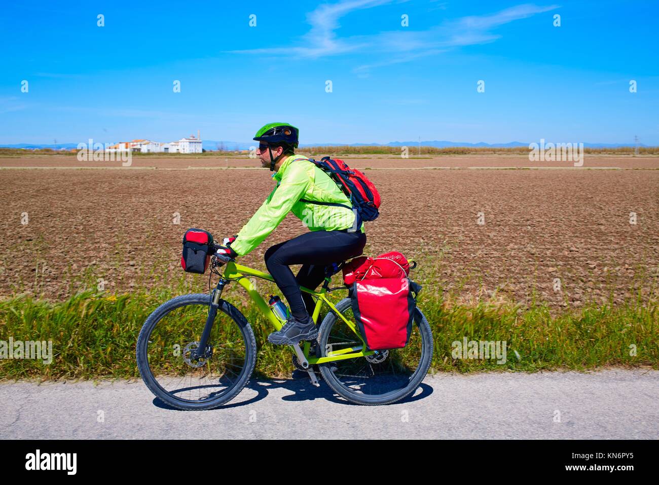 Biker VTT cyclotourisme avec sacoche porte-bagages et de sacoches Photo  Stock - Alamy