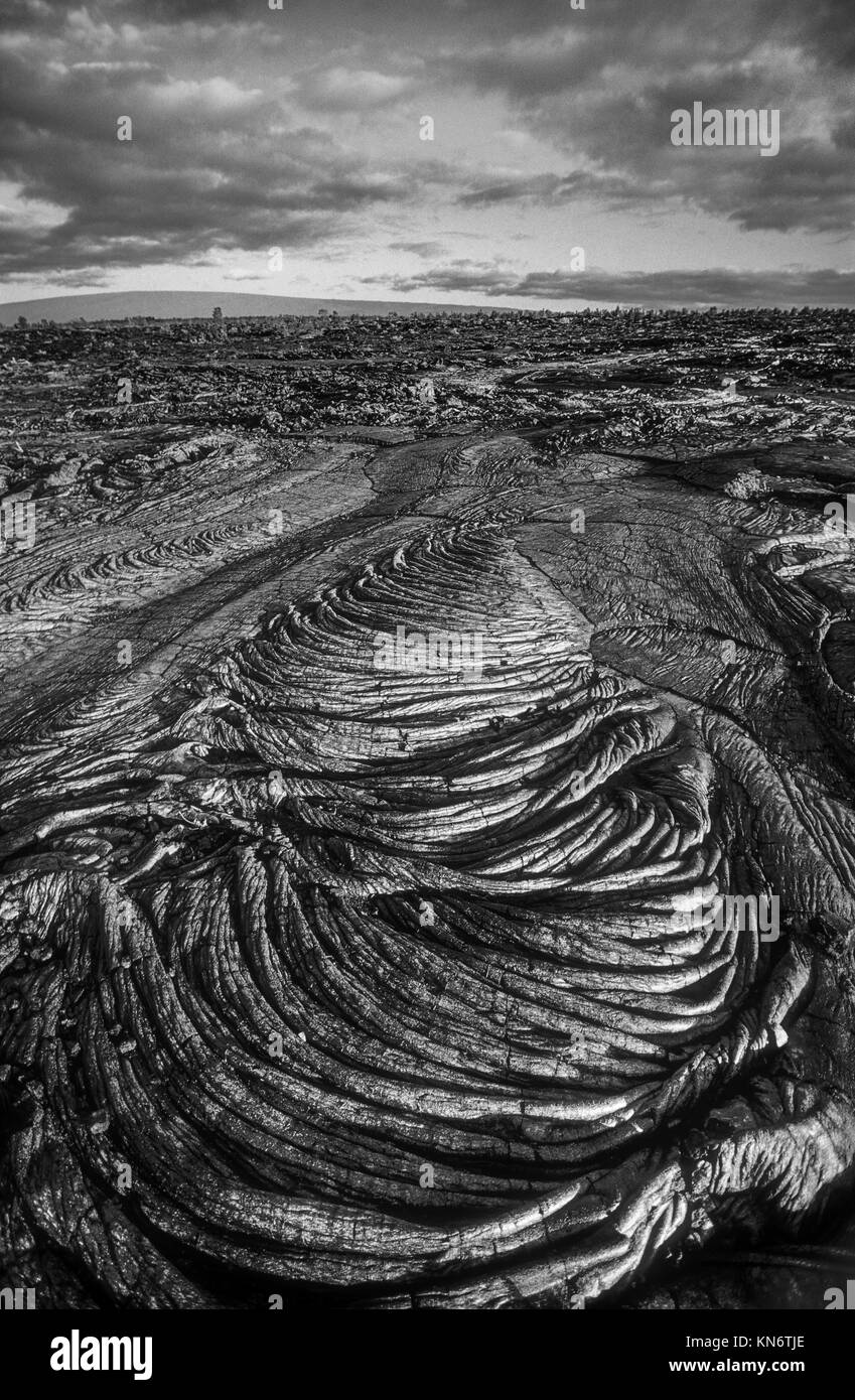 Pahoehoe lava flow le long de la route de la chaîne des cratères ; Hawaii Volcanoes National Park, Île d'Hawaï. Banque D'Images