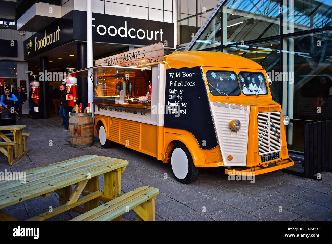 Citroën HY van utilisé comme unité de restauration rapide pour les saucisses allemandes, situé à l'extérieur de l'aire de restauration à McArthur Glen Designer Outlet, Sarn, Bridgend Galles du Sud Banque D'Images