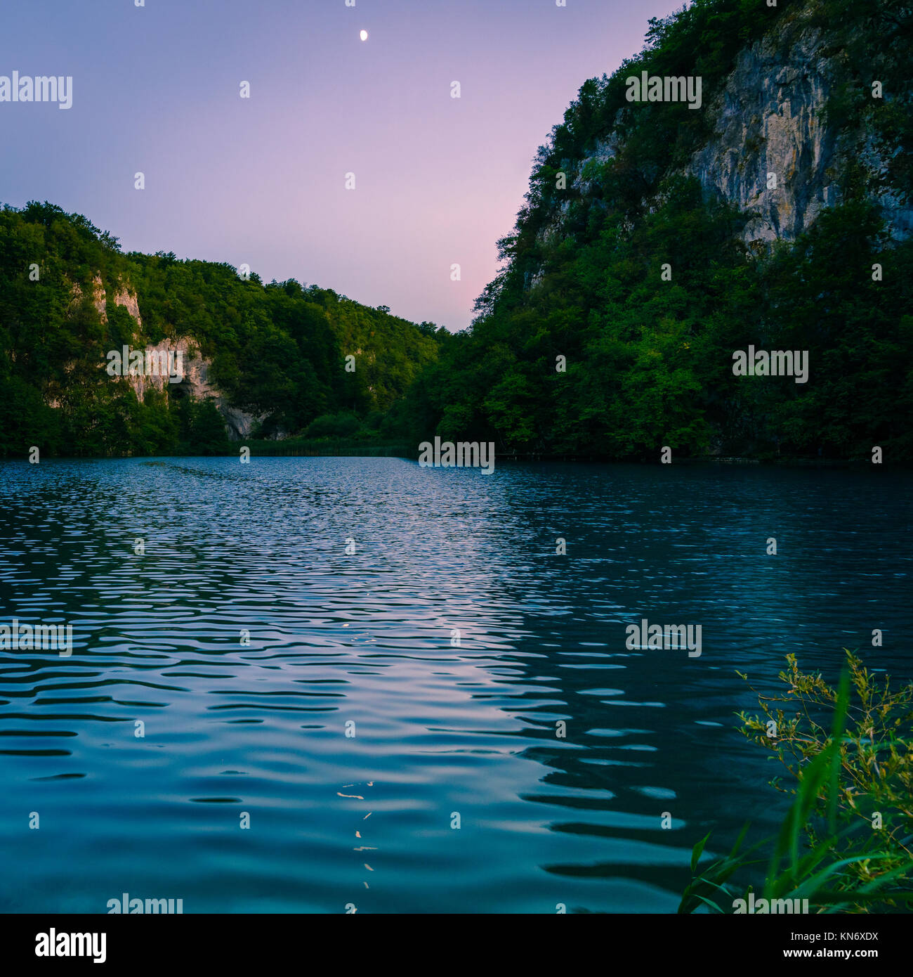 Lune au-dessus des lacs dans le parc national des Lacs de Plitvice, Croatie Banque D'Images