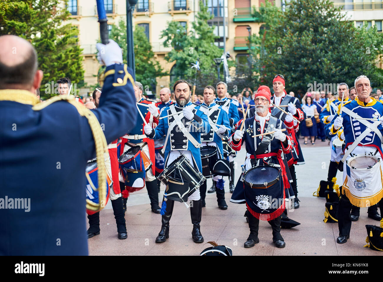 En tambours soldats Tamborrada, le tambour de parade pour commémorer le jour où les troupes alliées Anglo-Portuguese envahi San Sebastian. Pays Basque. Banque D'Images