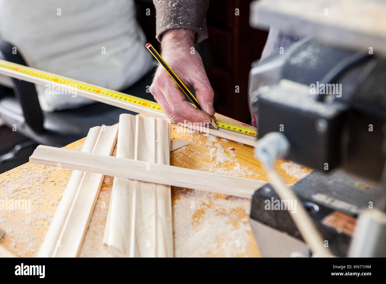 Menuisier travaillant avec doorjambs. Il est en bois de mesure et de marquage au crayon. Banque D'Images