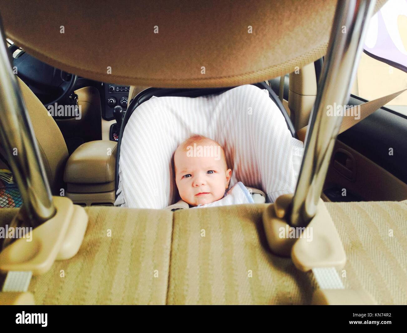 4 Mois Bebe Garcon Dans Un Siege De Voiture De Securite Photo Prise De L Appuie Tete Photo Stock Alamy