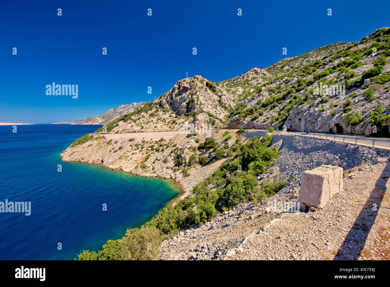 Scenic route côtière en vertu de la montagne du Velebit Lika, région de la Croatie Banque D'Images