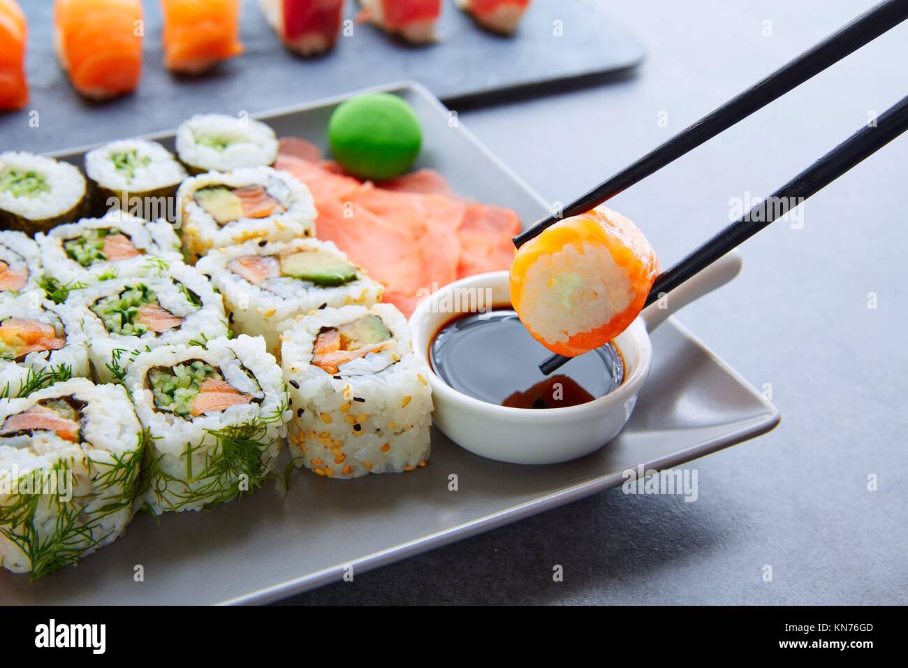 Sushi Maki et Niguiri avec de la sauce soja et le wasabi avec California  Roll Photo Stock - Alamy