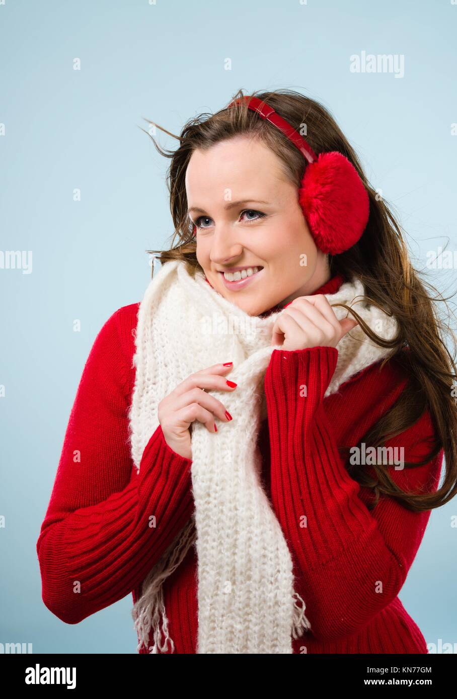 Belle jeune femme portant un cache-oreilles et écharpe blanche, format  vertical Photo Stock - Alamy