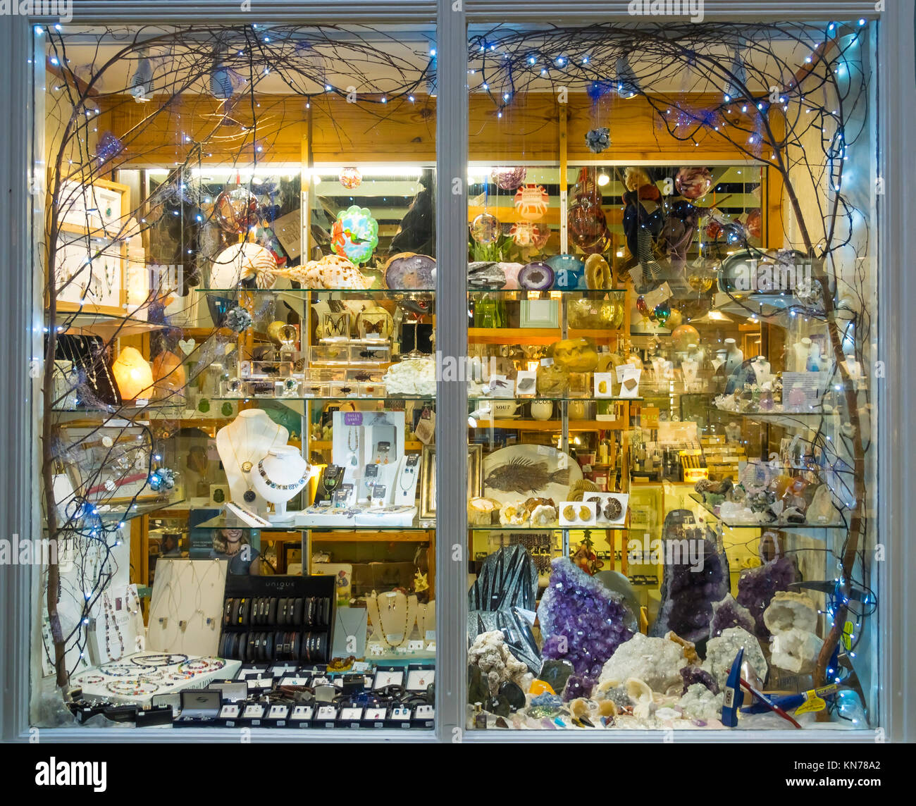 Afficher la fenêtre de Noël à shop Hildoceras dans Anne de Whitby qui vend des spécimens géologiques et les bijoux faits de pierres Banque D'Images