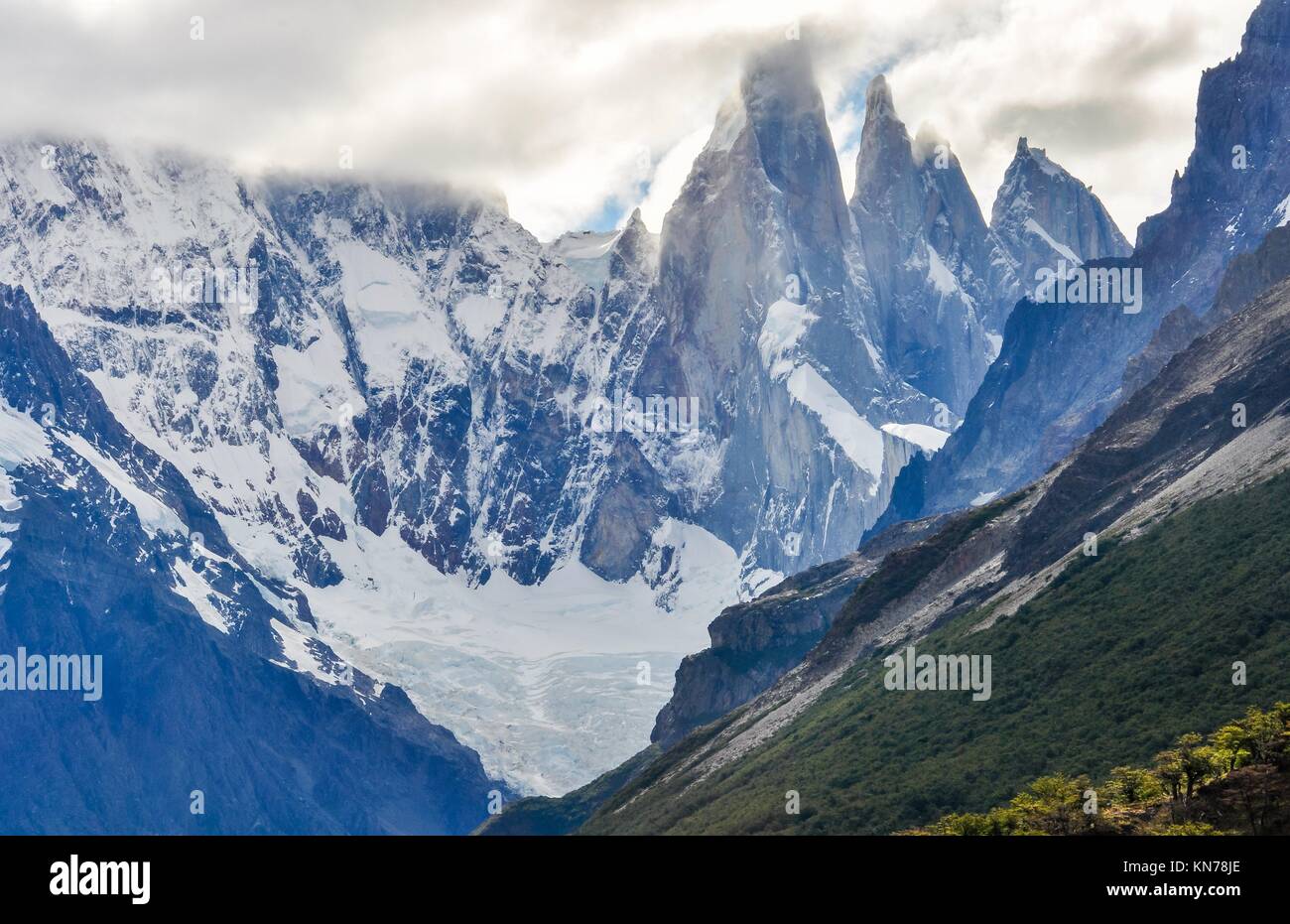 La vue sur les sommets du Cerro Torre, à pied, El Chalten, Patagonie, Argentine. Banque D'Images