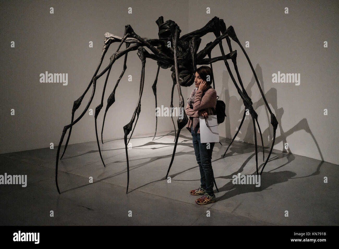 Une femme étudie l'art du travail de Louise Bourgeois sur l'affichage dans le Tel Aviv Museum of Art. Banque D'Images