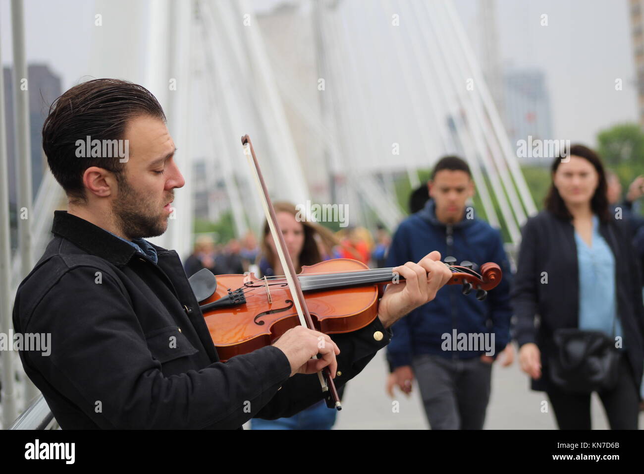 Photo d'un homme d'hôtesse d'un public en jouant du violon à Londres Banque D'Images