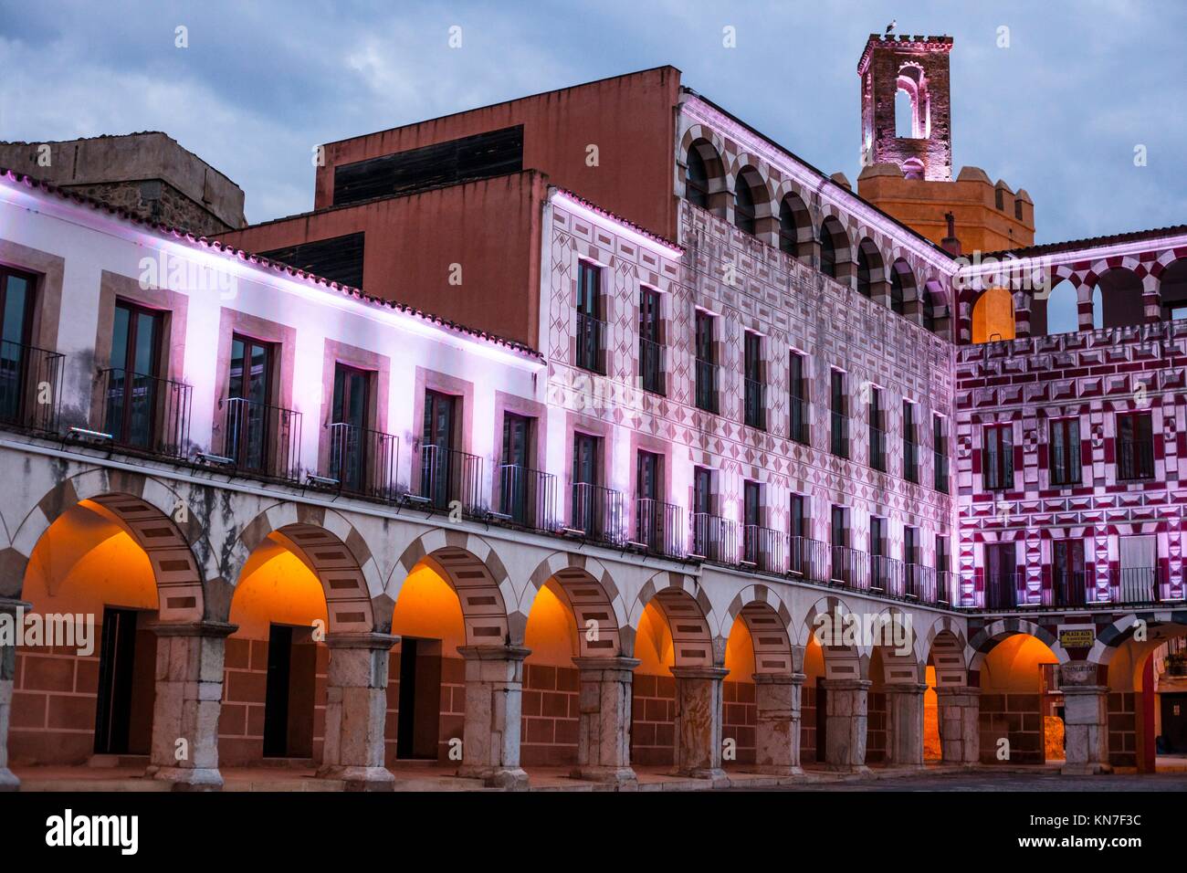 Plaza Alta, place forte de Badajoz au crépuscule iluminated avec éclairage led. Banque D'Images