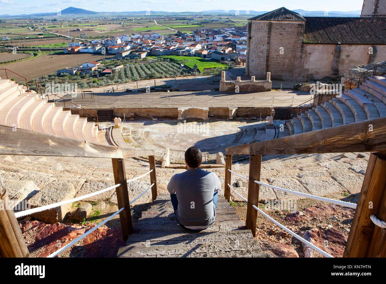 Touristes dans le théâtre romain de Medellin, en Espagne. Il est assis sur l'estrade bénéficiant d'une vue magnifique. Banque D'Images