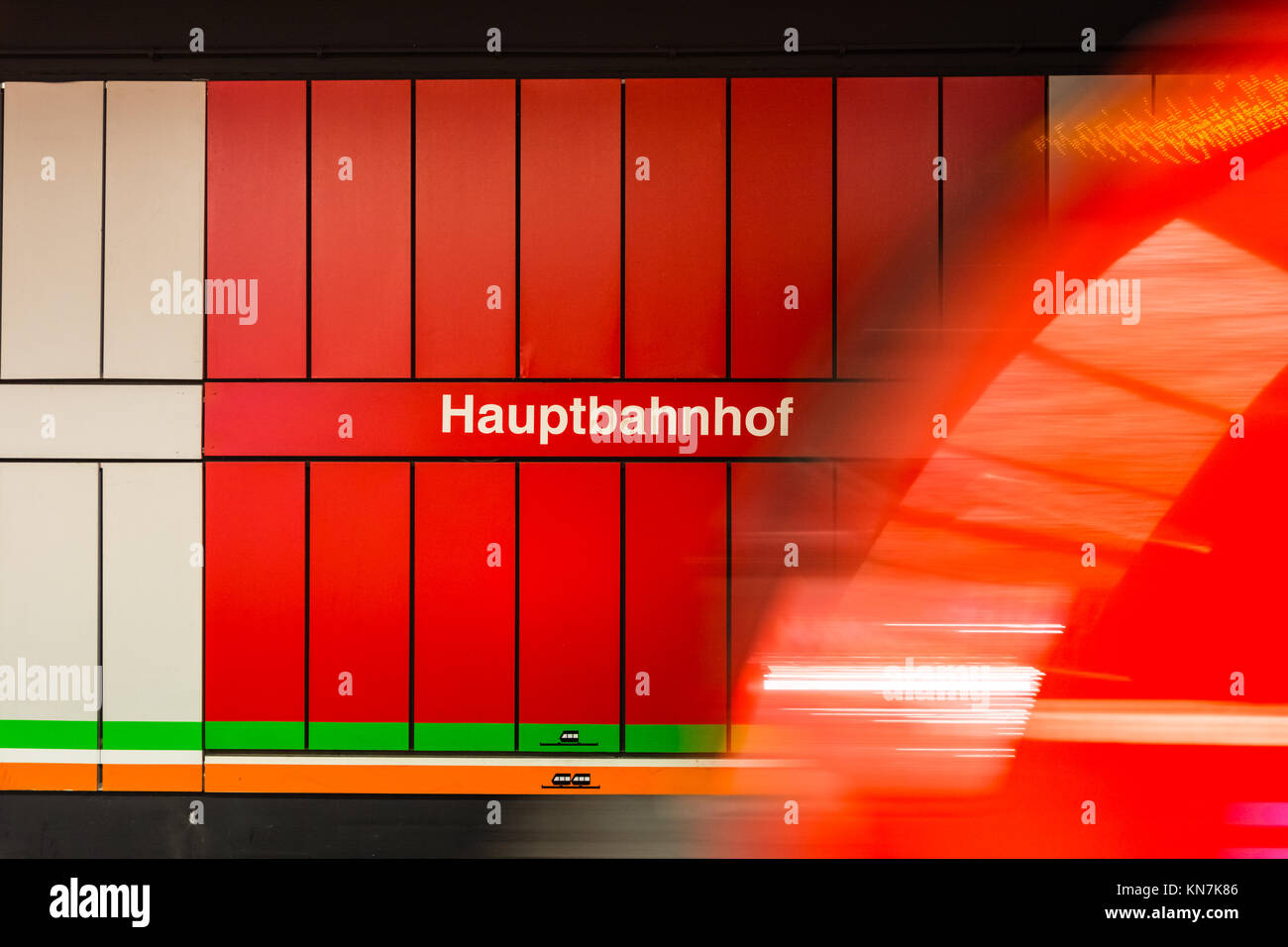 Hauptbahnhof gare allemande rouge signe de Flou wagon passant Déménagement texte symbole Banque D'Images