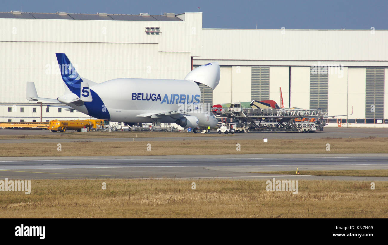 Hambourg, Allemagne - MARS 7th, 2014 : le déchargement d'avions Beluga dans l'aéroport de Finkenwerder. Tous les jours ce plan apporte des pièces d'avion de Toulouse, France, à l'usine Airbus pour plus d'assemblée générale de jets Banque D'Images