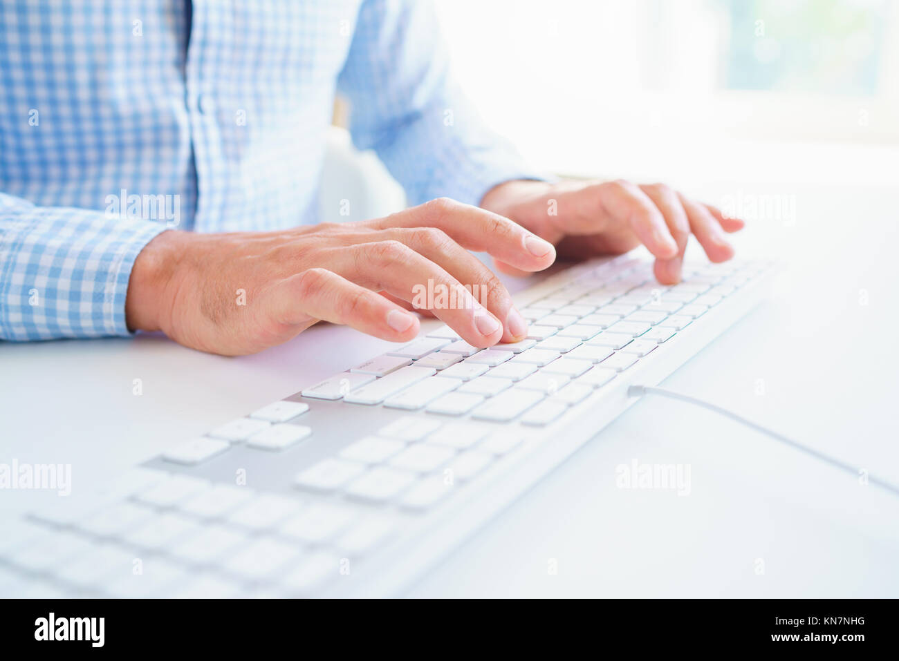 Les mains des hommes ou les hommes office worker typing sur le clavier Banque D'Images