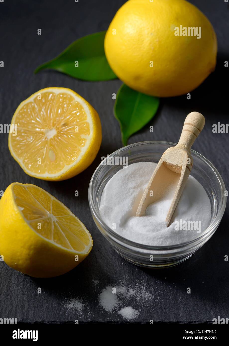 Le citron et le bicarbonate de soude pour le nettoyage visage naturel Photo  Stock - Alamy