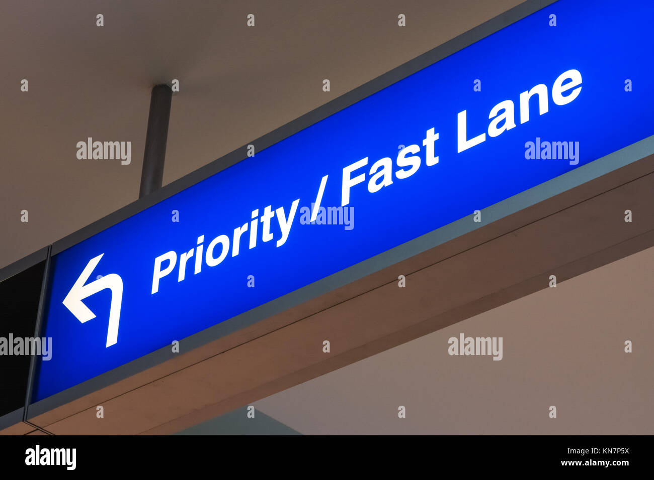 Voie rapide priorité de première classe l'aéroport de signer la notification de luxe lumière bleue Banque D'Images