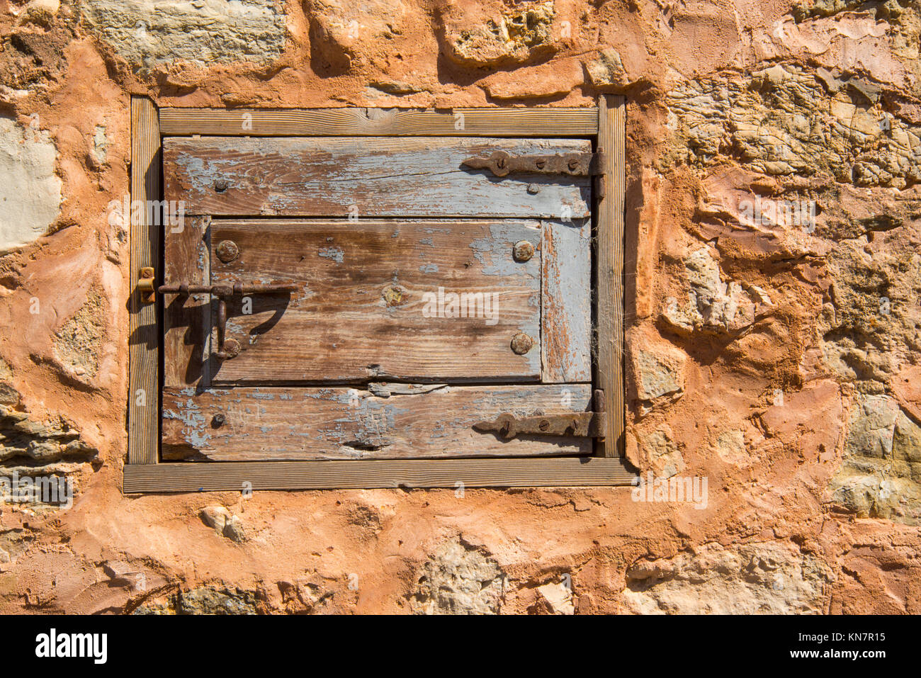 Judas fermé sur mur de pierre. Banque D'Images