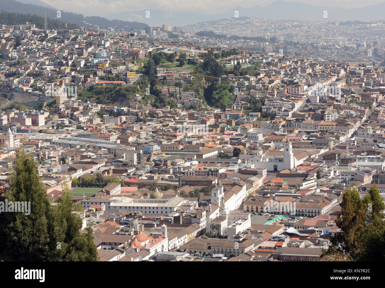 Vue de Quito de la Vierge de Quito en haut de la colline au-dessus de Quito appelé El Panecillo. Quito, Équateur. Banque D'Images