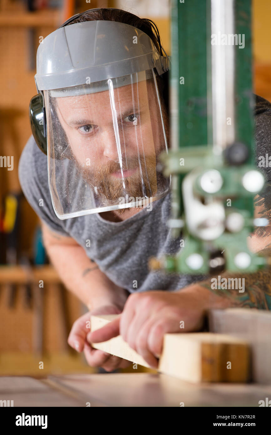 Artisan avec visière masque de sécurité traite, dans l'atelier Banque D'Images