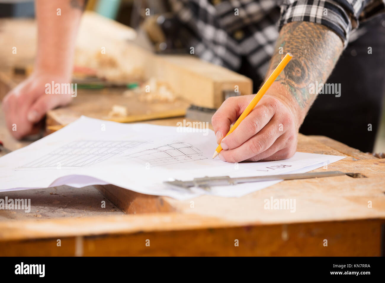 Close-up of carpenter projet plans et dessins à l'atelier d'écriture de Banque D'Images