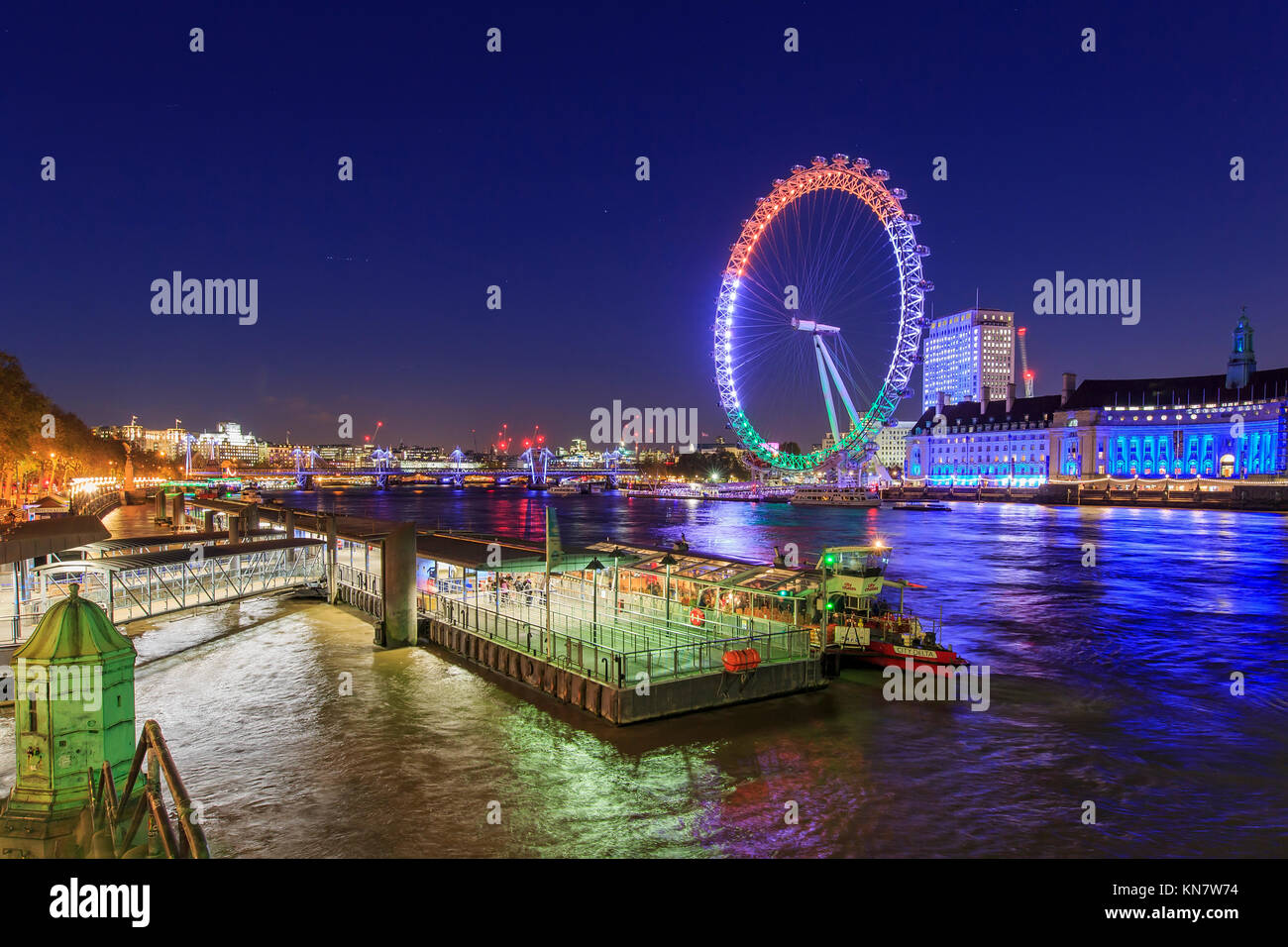 London, NOV 13 : le célèbre London Eye, autour de twilight le Nov 13, 2015 à Londres, Royaume-Uni Banque D'Images