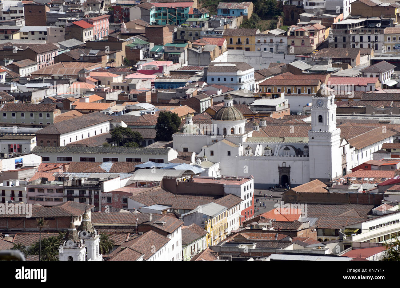 Vue de Quito de la Vierge de Quito en haut de la colline au-dessus de Quito appelé El Panecillo. Quito, Équateur. Banque D'Images