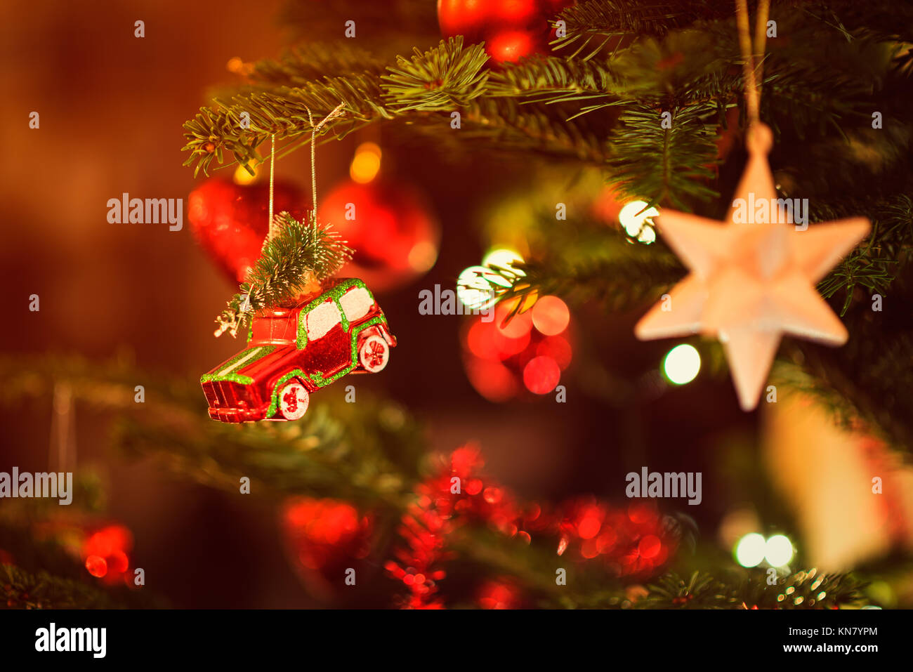 Voiture jouet miniature accroché dans l'arbre de Noël Banque D'Images