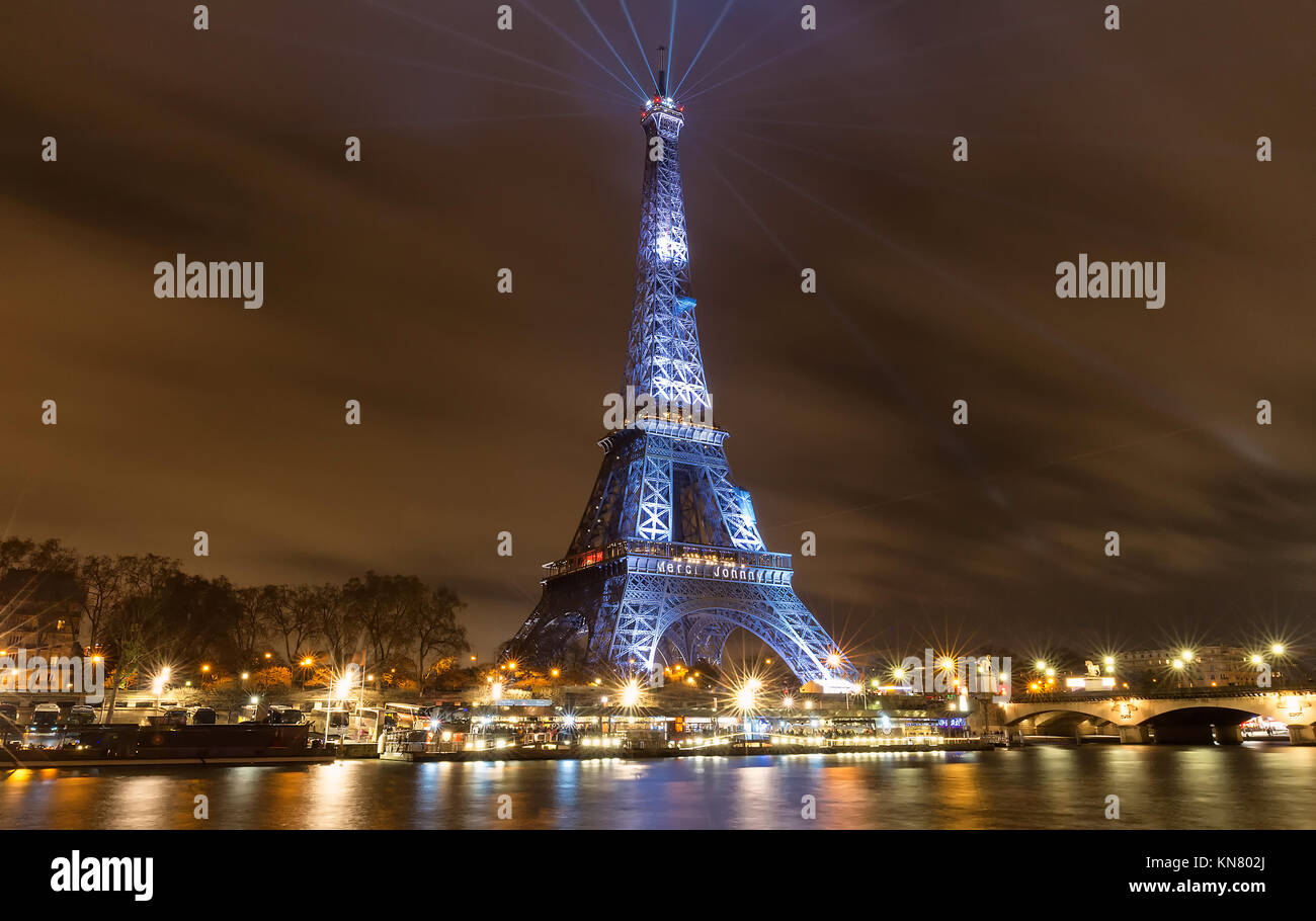 La Tour Eiffel illuminée avec le message Merci Johnny -Merci Johnny en français à Paris en mémoire de la fin de Johnny Hallyday rock français . Banque D'Images