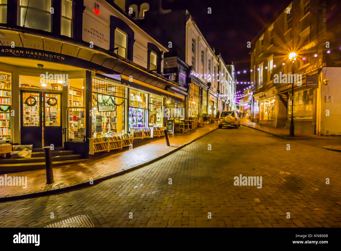 Lieu Chapelle Royal Tunbridge Wells commerçante piétonne pittoresque avec de petites boutiques indépendantes second hand book shop avec des lumières de Noël Banque D'Images