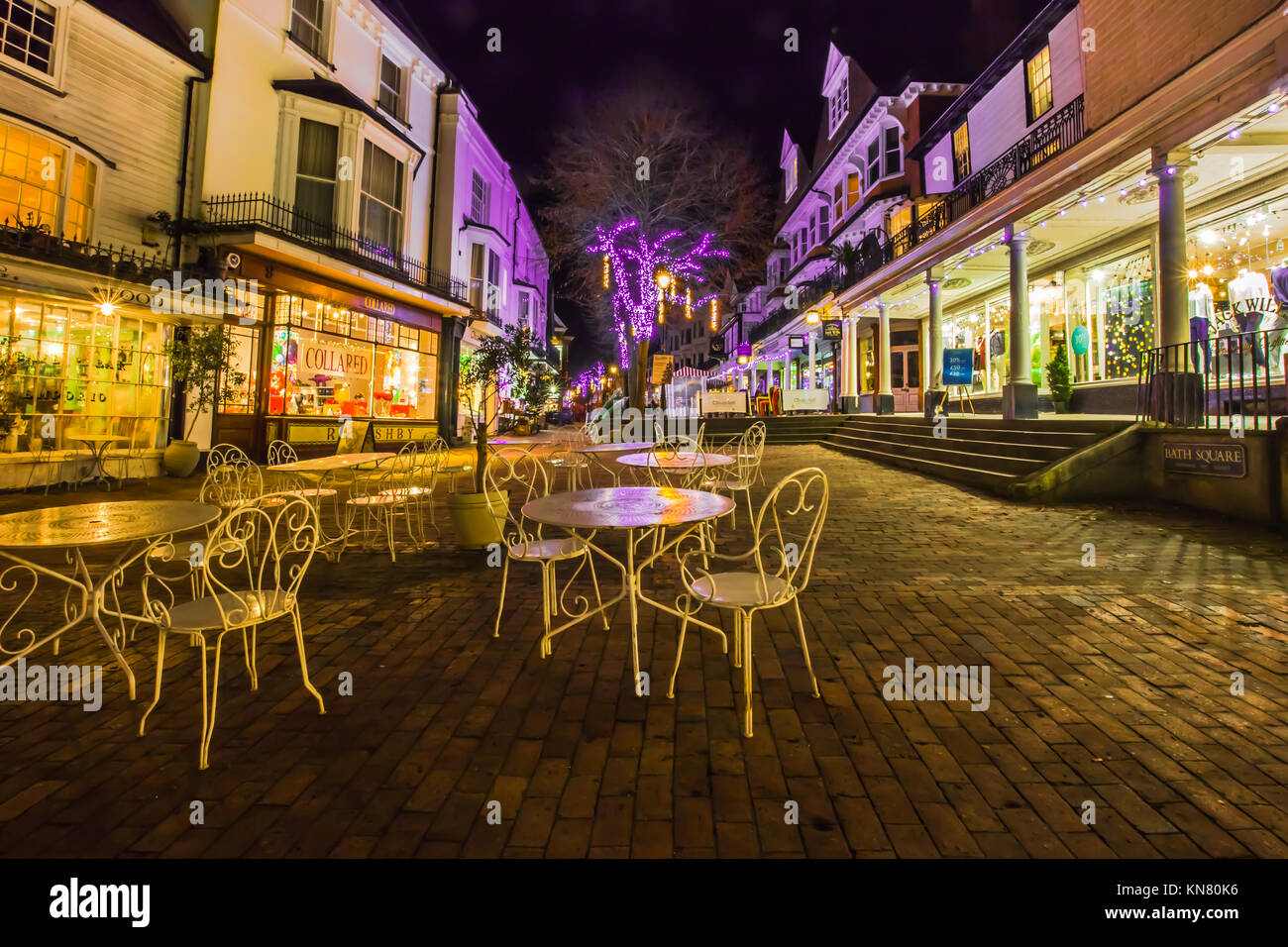 Royal Tunbridge Wells Les Pantiles Crépuscule soir sombre avec des feux et lumières de Noël boutique Décembre 2017 Banque D'Images