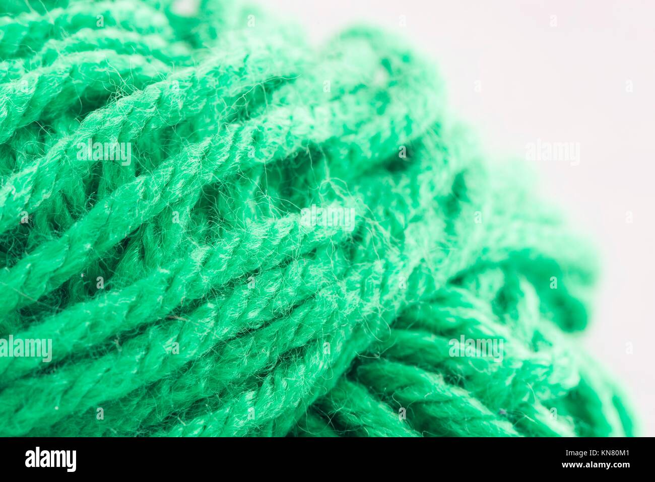 Pelote de laine en close up. Le fil d'aiguille est vert. Concept de  passe-temps traditionnel et une activité de loisirs créatifs Photo Stock -  Alamy