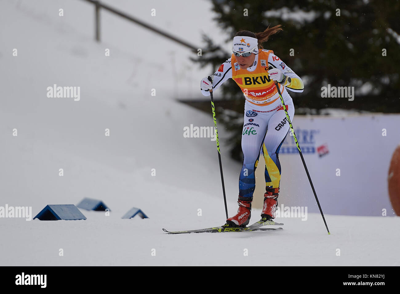 Davos, Suisse, 10 décembre 2017. Charlotte Kalla (SWE) au cours de la Ladies' 10 km F compétition à la FIS Coupe du monde de cross-country à Davos. Photo : Cronos/Rolf Simeon Banque D'Images
