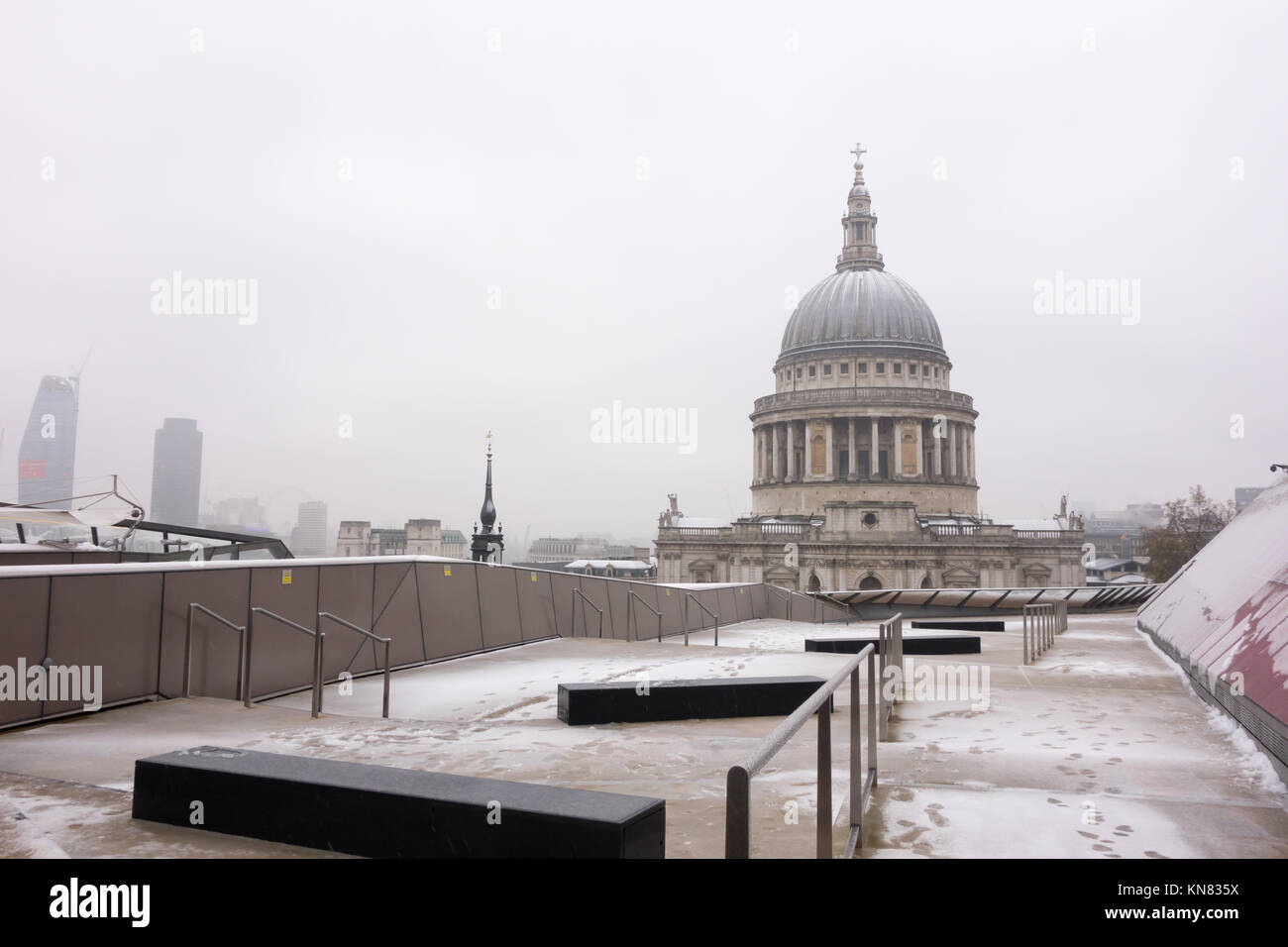 Londres, Royaume-Uni - 10 déc 2017 : La plate-forme panoramique au sommet d'un nouveau changement est fermé aux visiteurs en raison des craintes pour la santé et la sécurité de la glace glissante que les tempête de neige qui est tombée sur Londres. Credit : Fawcitt / Alamy Live News. Banque D'Images