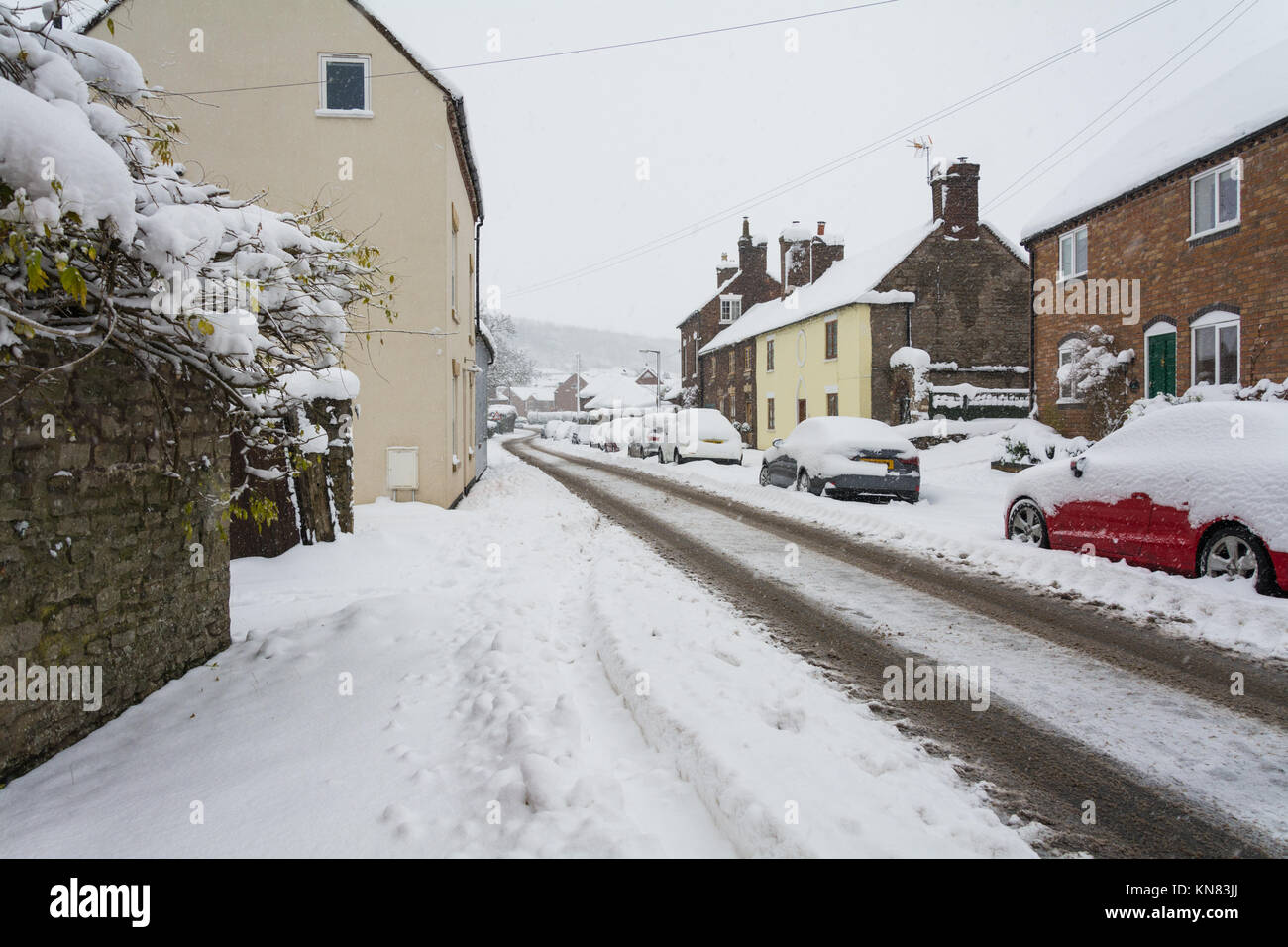 Much Wenlock, UK. 10 Décembre, 2017. L'accumulation de neige sur Barrow Street. Simon Kohli/Alamy Live News Banque D'Images