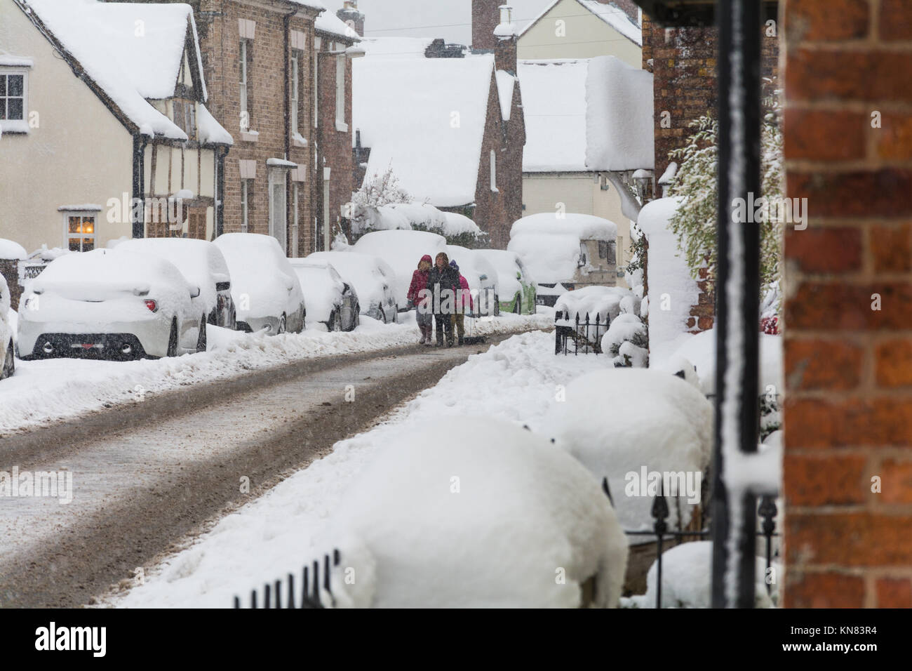Much Wenlock, UK. 10 Décembre, 2017. L'accumulation de neige sur Barrow Street. Simon Kohli/Alamy Live News Banque D'Images
