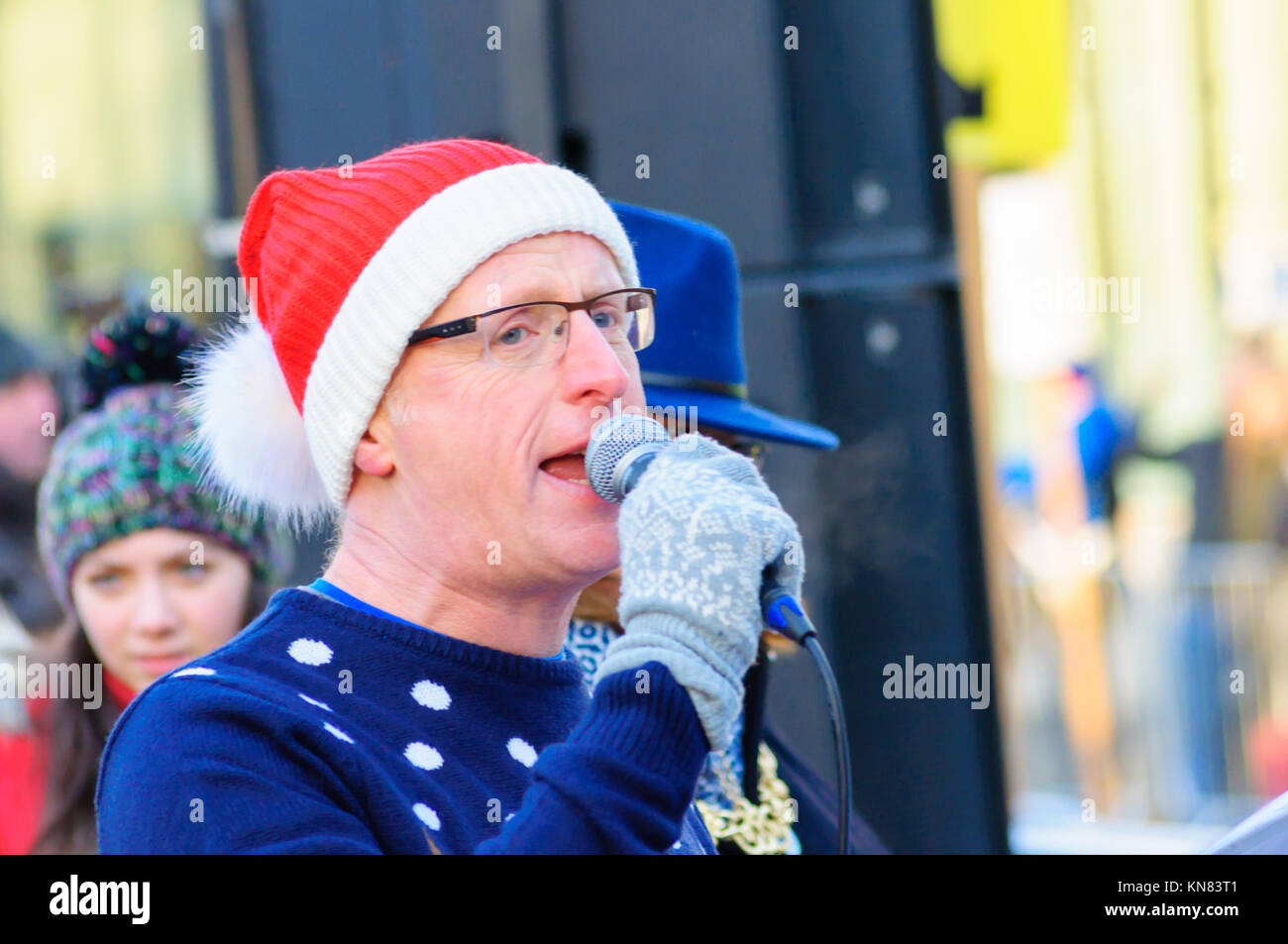 Glasgow, Ecosse, Royaume-Uni. 10 Décembre 2017 : présentateur de télévision et de radio Bryan Burnett en George Square au début de la course. Des milliers de participants habillés en Père Nöel prendre part à l'Assemblée Glasgow Santa Dash à travers le centre-ville en gel froid - dans un 5k fun run de charité festive organisée pour recueillir des fonds pour de bonnes causes. Cette année, l'organisme de bienfaisance désigné est le cancer. Beatson Credit : Skully/Alamy Live News Banque D'Images