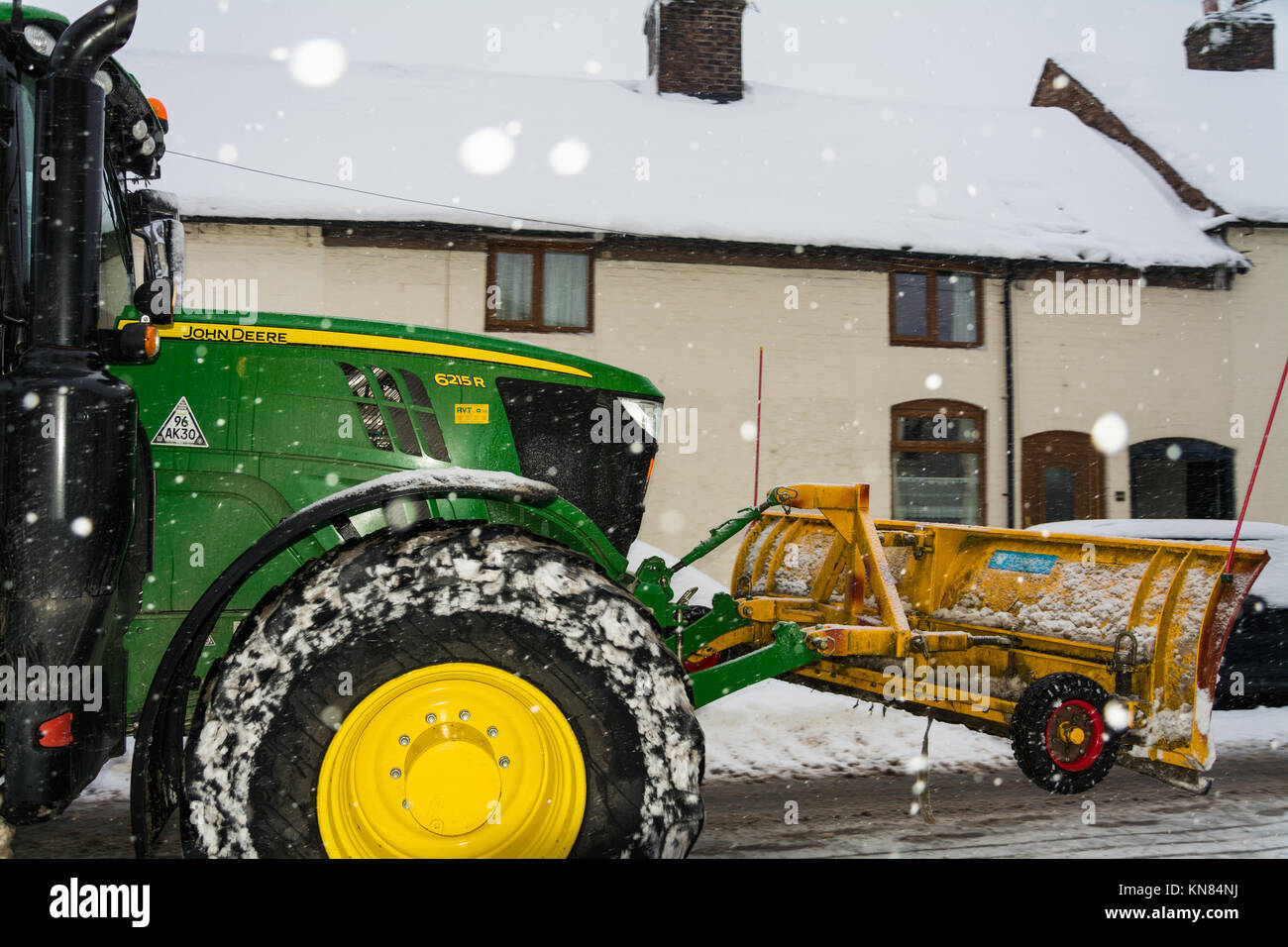 Much Wenlock, UK. 10 Décembre, 2017. Agriculteur local sur un tracotor Jean Dere aidant sur les routes. Simon Kohli/Alamy Live News Banque D'Images