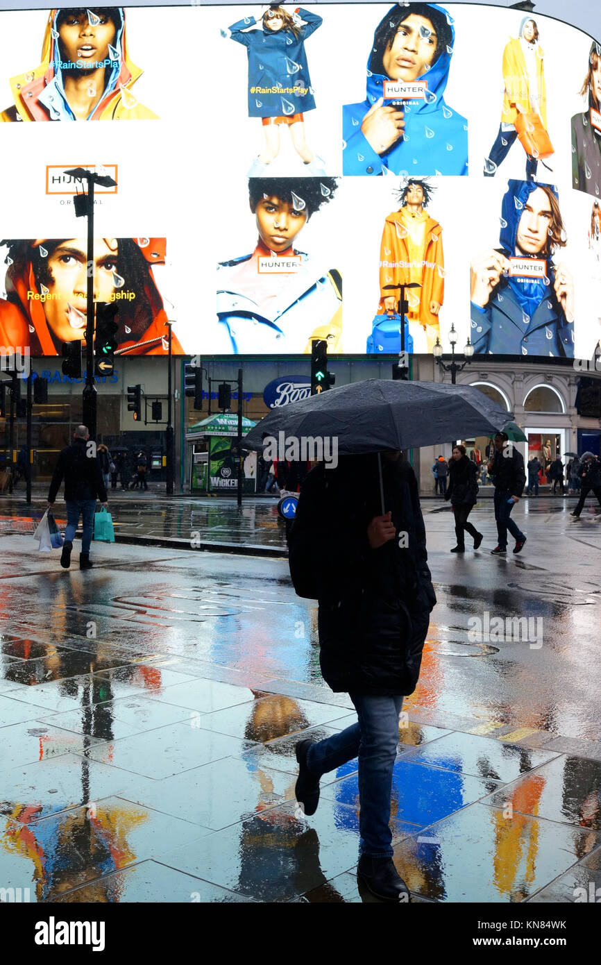 Un homme avec un parapluie sous la pluie, Londres Banque D'Images