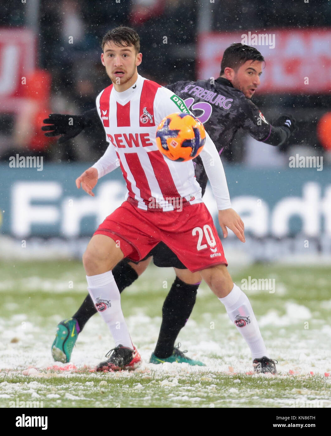 Koeln, Allemagne. Déc 10, 2017. Cologne, Allemagne, le 10 décembre 2017 Journée de Bundesliga, 15, 1. SC Freiburg vs FC Koeln : Salih Oezcan (Koeln, L) vs Marco Terrazzino (Freiburg). Credit : Juergen Schwarz/Alamy Live News Banque D'Images