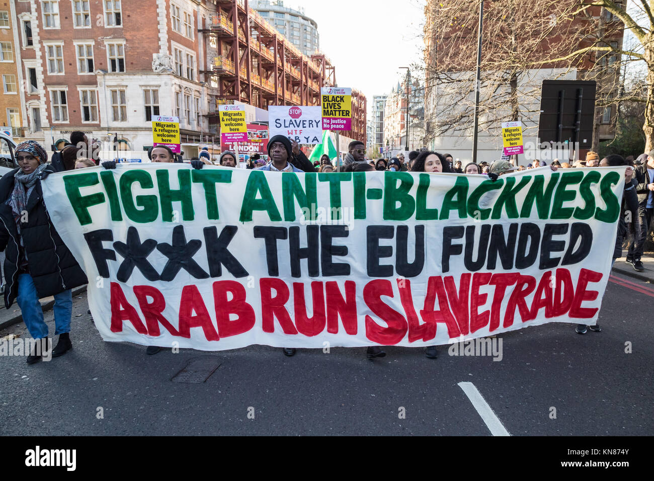 Londres, Royaume-Uni. 9Th Mar, 2017. Anti-Slavery National Mars. Des centaines de manifestants de mars Belgrave Square à l'ambassade de Libye à l'ouest de Londres à rallier et protester contre les ventes aux enchères d'esclaves modernes des réfugiés africains en Libye. Crédit : Guy Josse/Alamy Live News Banque D'Images