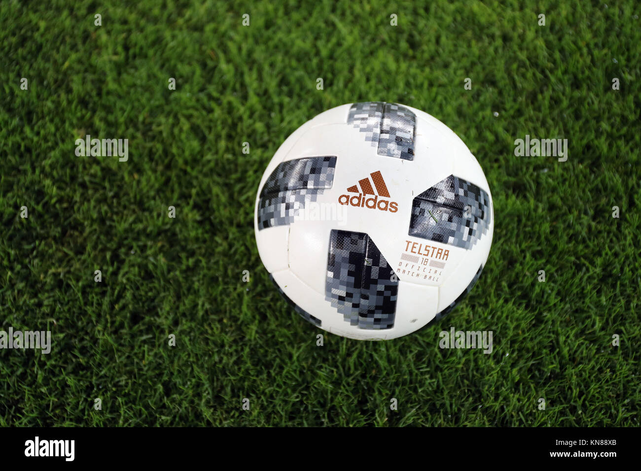 Zayed Sports City Stadium, Abu Dhabi, Emirats Arabes Unis. 9Th Mar, 2017. Adidas Telstar 18, ballon officiel de la Coupe du Monde des Clubs de la FIFA, eau 2017 9 décembre 2017 - Football/soccer : FIFA World Cup 2017 Club des EAU quart de finale entre Al Jazira 1-0 Urawa Reds à Zayed Sports City Stadium, Abu Dhabi, Emirats Arabes Unis. Credit : AFLO/Alamy Live News Banque D'Images